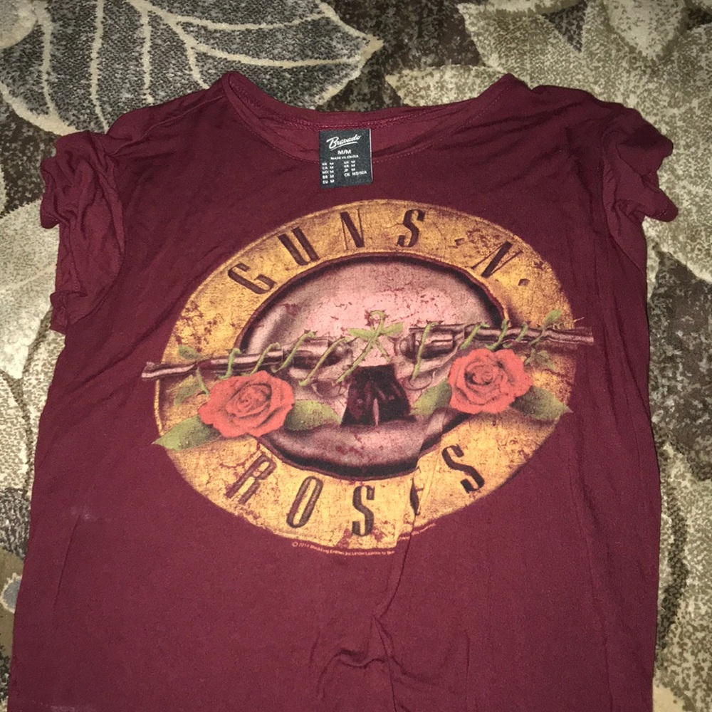 Cute guns and roses tee size M